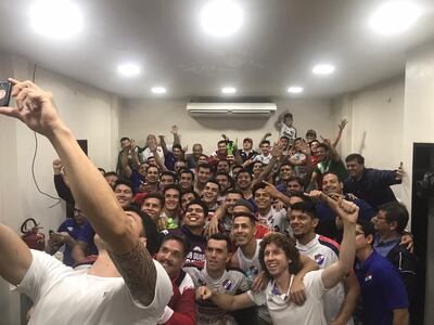 Francisco Arce junto a su plantel en el vestuario, festejando la clasificación.