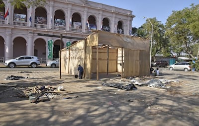 La Plaza Juan de Zalazar es una de las más afectadas, puesto que los damnificados rompieron baldosas para clavar sus puntales. Los pisos son históricos. La reparación se hará a costa de los contribuyentes.