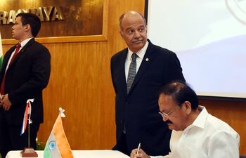 el-vicepresidente-de-la-india-venkaiah-naidu-firma-el-libro-de-visitas-de-la-uip-junto-a-gustavo-volpe--213815000000-1811043.jpg
