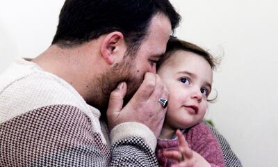 Abdulá Al Mohamed, con su hija Salwa, de tres años.