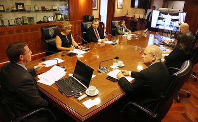 Ayer, el Dr. Antonio Fretes participó en la sesión desde su casa.