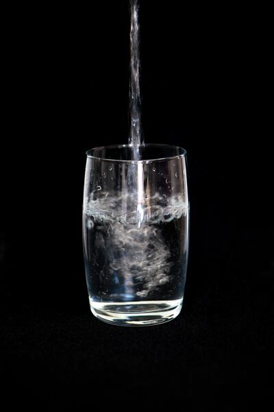Es importante tomar suficiente agua, dicen los expertos.
