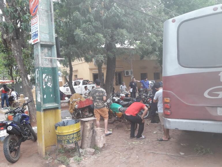 Varias motocicletas quedaron bajo el colectivo, sirviendo de freno para evitar que vaya a chocar contra la Comisaría.
