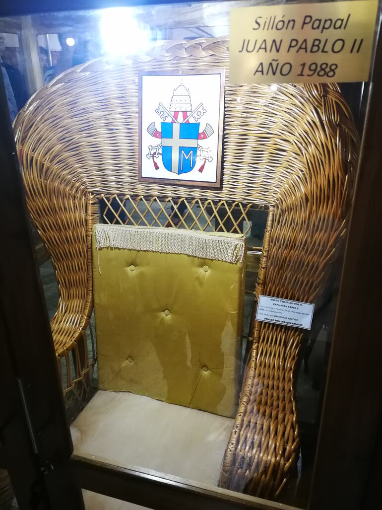 El sillón donde se acomodó el Papa Juan Pablo II se excibe en el nuevo museo de Mbokayaty.