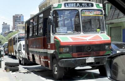 Un bus de la Línea 16-2 quedó varado en la céntrica calle capitalina Cerro Corá obstaculizando el tránsito, ayer al filo del mediodía.