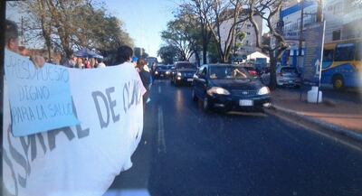 Manifestantes cierran un carril de la avenida Mariscal López.