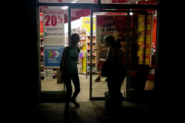 Varias personas hacen la compra en un supermercado de Buenos Aires (Argentina).