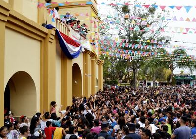 El  tradicional “Vito de dinero” o arrojar billetes desde la torre del templo es un rito muy arraigado en esta época en Guarambaré.