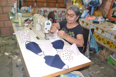 Doña Estela Zoilán, de confeccionar ropa femenina, pasó a confeccionar mascarillas como modo de generar ingresos para sostener económicamente a su familia.