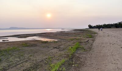 El lago   tiene actualmente apenas dos metros de profundidad máxima en toda su extensión y está colmatado de sedimentos.
