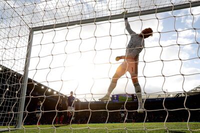 Kasper Schmeichel, arquero del Leicester City, suspendido en el aire luego de enviar por arriba del travesaño un disparo de un rival.