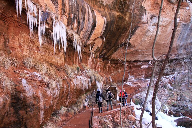 El agua se ha congelado en pleno movimiento en los Emerald Pools.