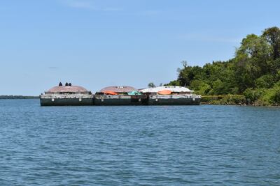 Las barcazas se desplazan de manera restringida por el bajo caudal de agua del rió Paraná.