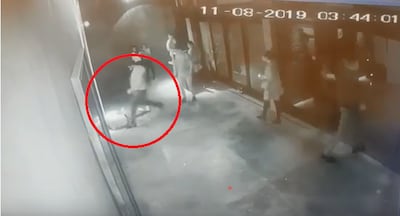 Momento en que la víctima, Joaquín Otazú, tras caer al suelo producto del puñetazo, recibe una patada.