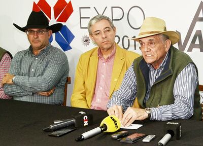 Conferencia de prensa de ganaderos del Chaco y miembros de la ARP. Egon Neufeld (i), Werner Schmoedes (c) y Luis Villasanti.