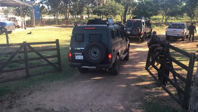 La comitiva de la Senad y de la FTC, en  el momento de su ingreso al inmueble en el distrito de Yby Yaú, departamento de Concepción, para inspeccionar una pista clandestina.