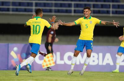Pedrinho celebra un gol con Bruno Guimaraes.
