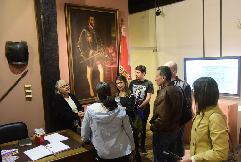 Personas participan del recorrido de la Casa de la Independencia.