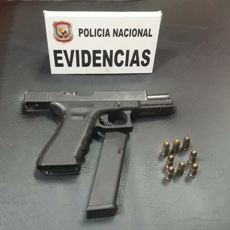 Arma reglamentaria de David Alejandro Aponte Veloso.