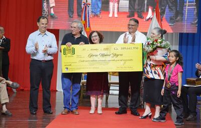 En el Centro Cultural departamental de Caaguazú, el pasado lunes 30, se realizó la ceremonia de premiación en la que Gloria Muñoz (c) recibió simbólicamente el cheque de G. 109 millones.