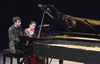 sebastian-teijeiro-y-micaela-gonzalez-gulino-ejecutando-aqui-el-piano-a-cuatro-manos--192611000000-1288789.jpg