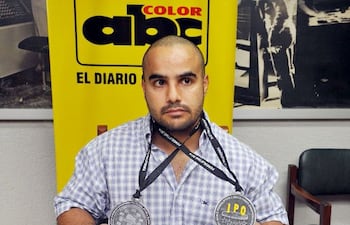 carlos-miguel-cabral-con-las-medallas-y-diplomas-que-certifican-sus-logros-a-nivel-mundial-y-sudamericano--231531000000-1150848.jpg