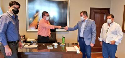 El director de EBY, Nicanor Duarte Frutos, entregó al gobernador de Misiones Carlos Arrechea la suma de G. 1.750 millones para el Consejo Departamental de Salud.