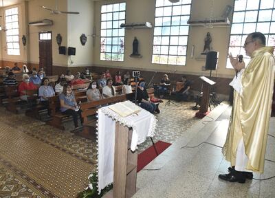 Misa oficiada el domingo en la parroquia Virgen del Carmen.