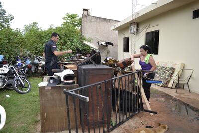 En estas condiciones quedó la habitación del personal policial. El fuego se habría originado un cortocircuito.