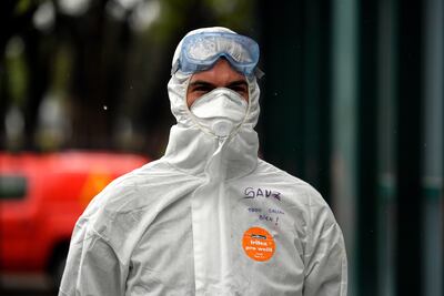 Un miembro de la Unidad de Emergencias Militares (UME) llega para llevar a cabo una desinfección general en la residencia de ancianos de Amavir en Madrid el 23 de marzo de 2020.