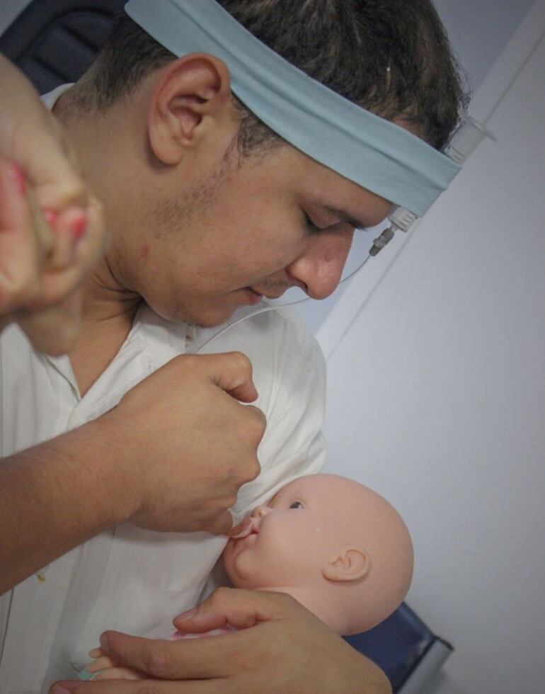 Los padres también pueden administrar leche materna extraída del pecho de la madre, mientras esta se ausenta del lugar.