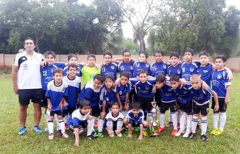 los-pequenos-integrantes-del-equipo-exasalefp-campeon-del-torneo-de-verano-de-la-asofucluse-posan-con-el-trofeo-obtenido-en-compania-de-su-entrenado-220008000000-1061690.jpg