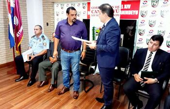 el-titular-de-la-circunscripcion-judicial-de-canindeyu-gustavo-britez-en-trego-la-resolucion-de-apoyo-al-gobernador-cesar-ramirez-anr--231856000000-1761897.jpg