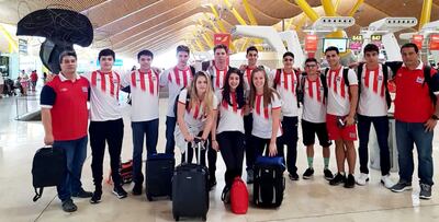 La delegación nacional, ayer, durante su escala en el aeropuerto de Barajas, en Madrid, España, antes de llegar a Hungría.