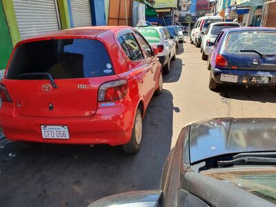 En algunas calles y avenidas del mercado se crearon embotellamientos.