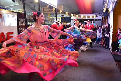Presentación "Recordando a los grandes músicos paraguayos", realizada por el Ballet Folklórico de la Secretaría Nacional de Cultura.Presentación "Recordando a los grandes músicos paraguayos", realizada por el Ballet Folklórico de la Secretaría Nacional de Cultura. Fue ayer en el marco de la 15 edición de la Libroferia Encarnación.