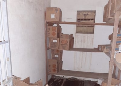 Los estantes casi vacíos, luego de que personas extrañas hayan ingresado y se hayan llevado los materiales explosivos.