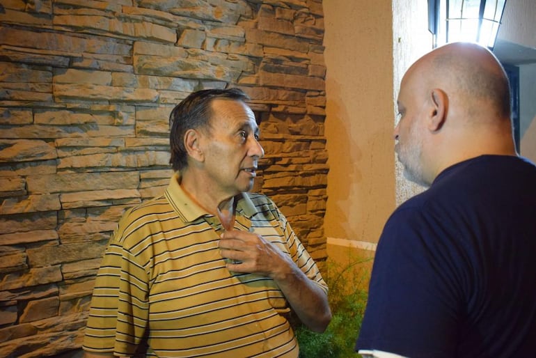 Cubas conversa con el suegro del viceministro Britos.