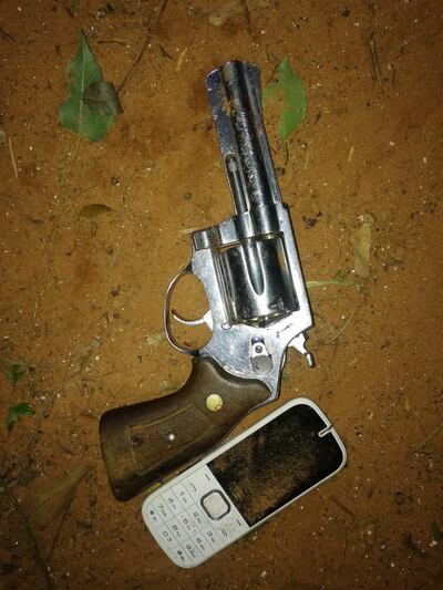 La Policía se incautó de un arma y un celular además de la motocicleta.