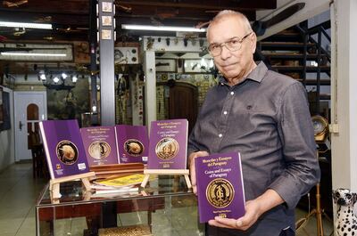 Coleccionistas y estudiosos de la numismática aprecian el libro de Miguel Ángel Pratt Mayans. Es un catálogo que   detalla la cantidad y año de  acuñación, así  como metal y valor de cada moneda.