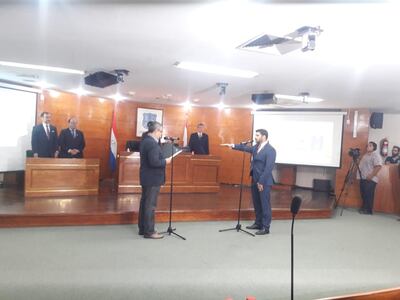 Óscar "Nenecho" Rodríguez, jura como intendente de Asunción.