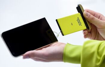 lg-presento-en-barcelona-su-nuevo-telefono-inteligente-g5-un-equipo-modular-que-permite-el-intercambio-de-piezas-permite-elegir-en-el-lugar-de-la-b-234805000000-1432888.jpg