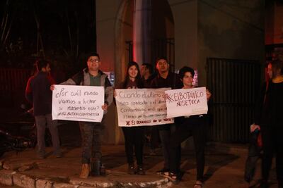 Protesta de ciudadanos frente al Jardín Botánico.
