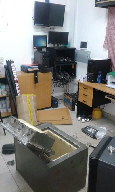 Los maleantes destruyeron la caja fuerte y se llevaron un millonario botín.