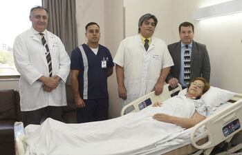 la-paciente-sebastiana-mendieta-esta-en-optimas-condiciones-aqui-con-los-medicos-del-sanatorio-la-costa--205511000000-1785993.jpg