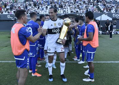 Pasillo de los jugadores de Sol de América para recibir al equipo de Olimpia, con su capitán, Roque Santa Cruz, a la cabeza.