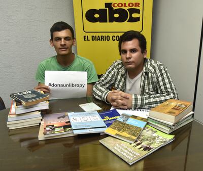 Saul Gimenez y Eliseo Báez, miembros de Jóvenes Escritores Paraguay.