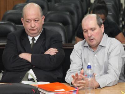 El acusado por supuesto tráfico de armas Carlos León (d) junto a su abogado Leonardo Garófalo, en la sala de juicios orales.