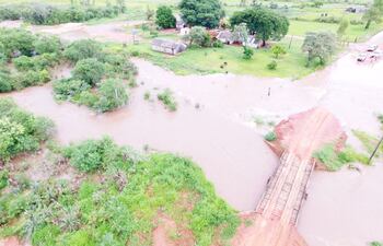 vista-aerea-del-desborde-del-agua-de-un-arroyo-de-la-localidad-de-rio-corriente-yasy-cany-tras-la-torrencial-lluvia-el-agua-casi-llega-a-una-vivien-233025000000-1663030.jpg