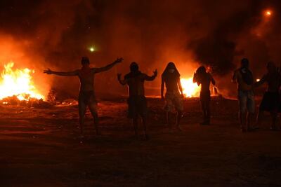 Turba que sitia la sede de la Armada en Itá Enramada.